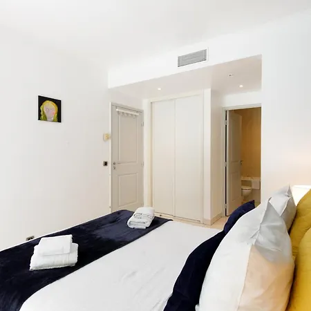 Cristal Croisette Yourhosthelper Канны