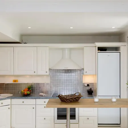 Cristal Croisette Yourhosthelper * Cannes